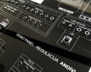 Izobraževalni-panel-avtomatika-mehatronika-krmilnik-termostat-avtomatizacija-zgradb-demo-pane-Andivi
